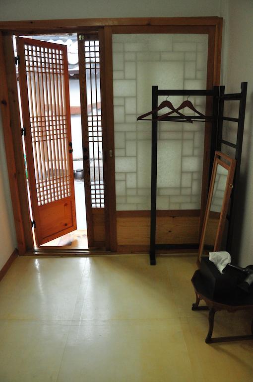 Hueahn Hanok Guesthouse Seoul Rum bild